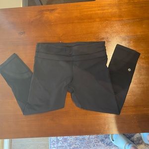 Lululemon size 8 black cropped leggings.